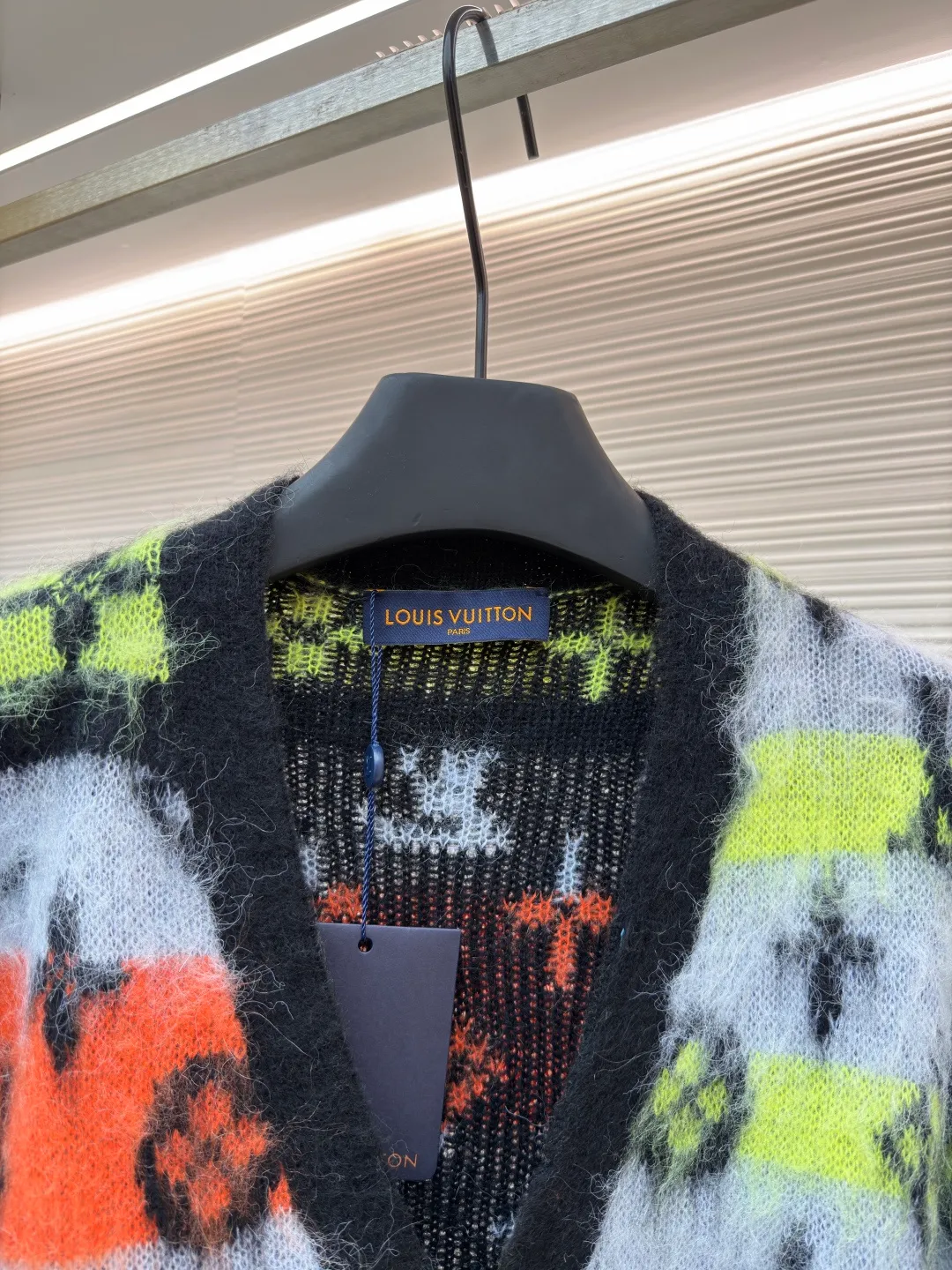 LOUIS VUITTON colorful mohair cardigan ●Original version: Purchased and developed for 13400 ●Item number: 1682122-C75 ●Fabric: mohair fabric ●Technology: Knitted production ●Color: Color ●Version: Fitted version ●Weight: about 610 grams ●Size: XS-S-M-L ●Description: Custom-woven mohair 67% + nylon 28% + sheep wool 5% yarn, purchased rich and finely ground mohair, imported Stoll weaving, full body alignment and stripe stitching, with black and white gray tones to highlight the full Monogram For the pattern, the mohair has been washed and naturally milled. After the shirt is woven, you need to manually remove the dotted lines that hang the hair, draw the knots and sew them. After sewing, wash and iron them to shape, then remove the clamps and catch the hair, wash it after catching it, and finally catch the hair again to achieve the same wool feel and effect as ZP. The process is very complicated. The overall wiring is straight and delicate, the fabric is comfortable and soft, and the color is consistent without color difference. It can be matched with the same style to create a fashionable look and control various occasions. Customized accessories, complete with three standards, same style for men and women!